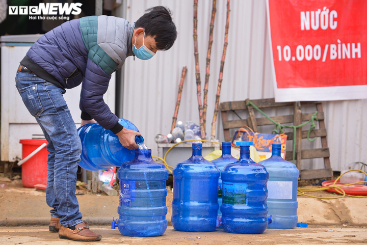 Ảnh: Cuộc sống của tài xế trong chuỗi ngày mắc kẹt, chờ thông quan ở Lạng Sơn - 4