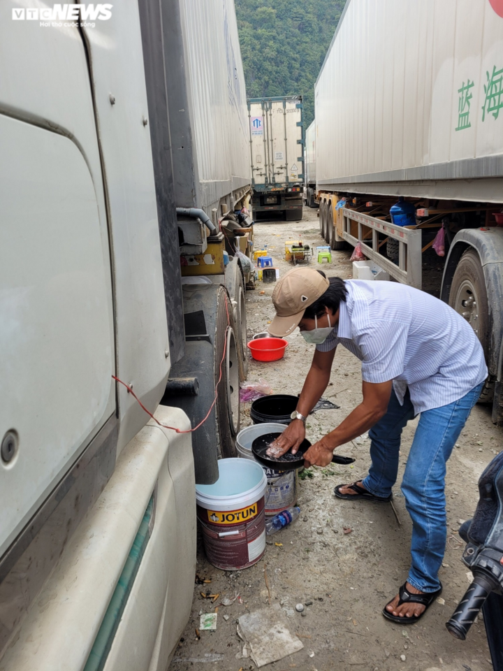 Ảnh: Cuộc sống của tài xế trong chuỗi ngày mắc kẹt, chờ thông quan ở Lạng Sơn - 6