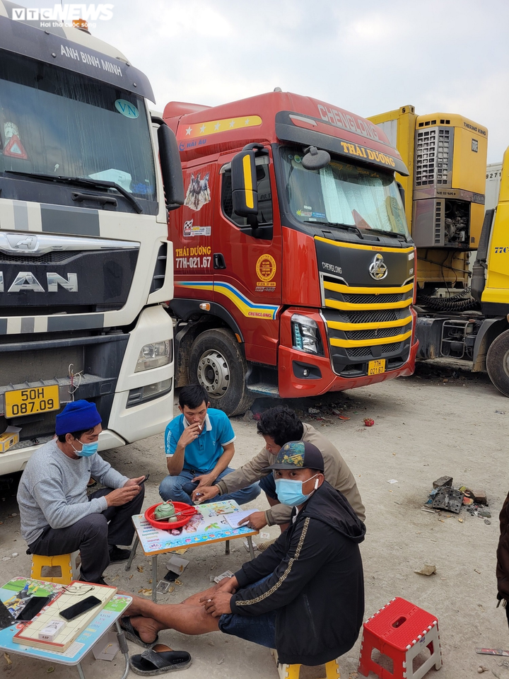 Ảnh: Cuộc sống của tài xế trong chuỗi ngày mắc kẹt, chờ thông quan ở Lạng Sơn - 2