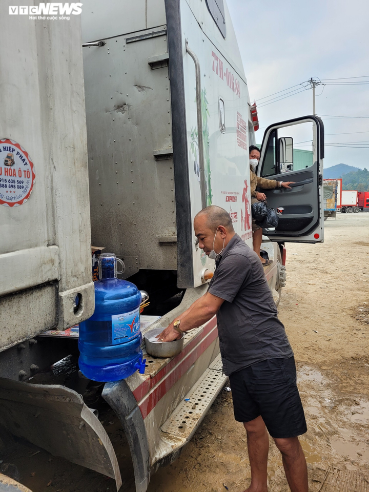 Ảnh: Cuộc sống của tài xế trong chuỗi ngày mắc kẹt, chờ thông quan ở Lạng Sơn - 8