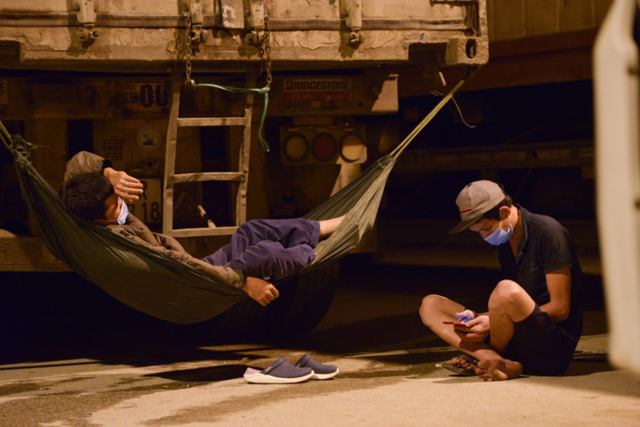 Ảnh: Cuộc sống của tài xế trong chuỗi ngày mắc kẹt, chờ thông quan ở Lạng Sơn - 14