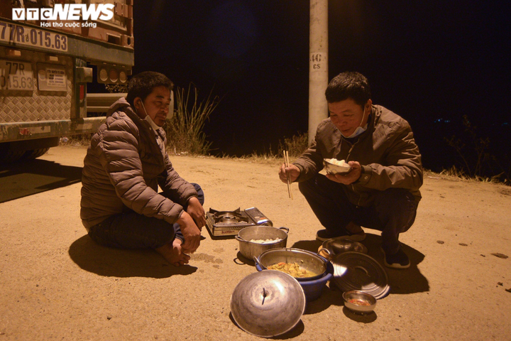 Ảnh: Cuộc sống của tài xế trong chuỗi ngày mắc kẹt, chờ thông quan ở Lạng Sơn - 12