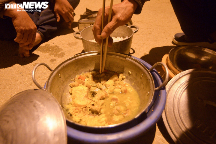 Ảnh: Cuộc sống của tài xế trong chuỗi ngày mắc kẹt, chờ thông quan ở Lạng Sơn - 13