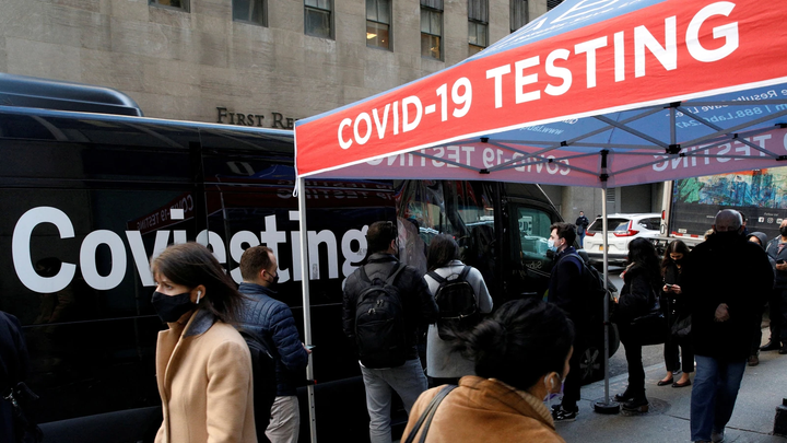 Omicron đẩy số ca COVID-19 toàn thế giới vượt mốc 1 triệu người/ngày - 1