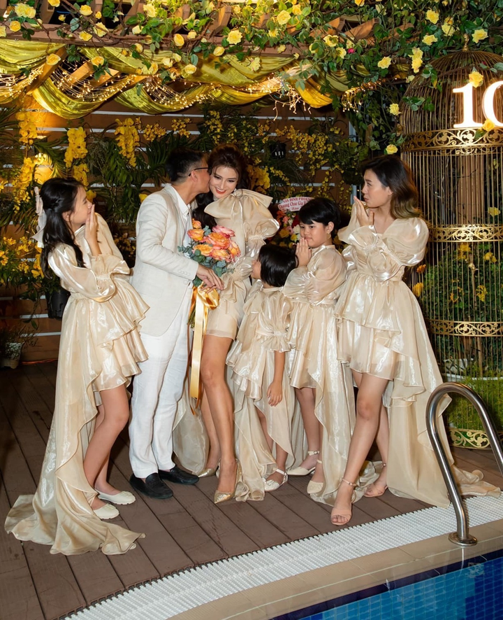 4 mẹ kế Vbiz yêu con chồng như con ruột: Đàm Thu Trang - Subeo không ngại ôm hôn - 7