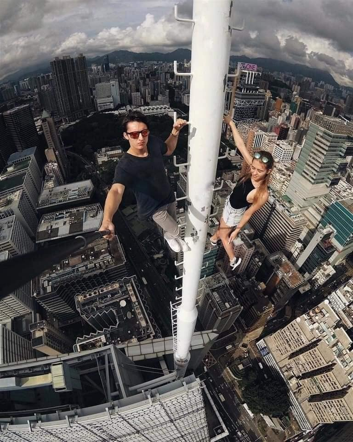 Cặp đôi thích ‘thách thức' tử thần, làm dân mạng ‘rụng rời’ với thú vui selfie - 1