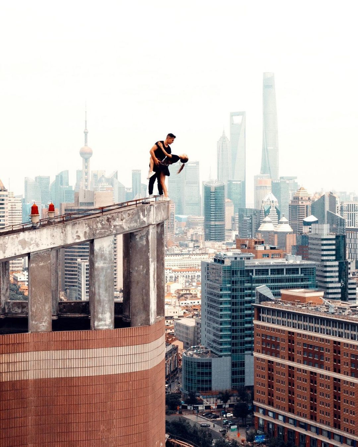 Cặp đôi thích ‘thách thức' tử thần, làm dân mạng ‘rụng rời’ với thú vui selfie - 7