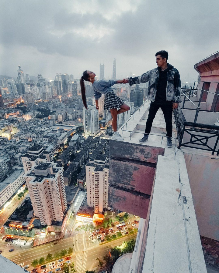 Cặp đôi thích ‘thách thức' tử thần, làm dân mạng ‘rụng rời’ với thú vui selfie - 2