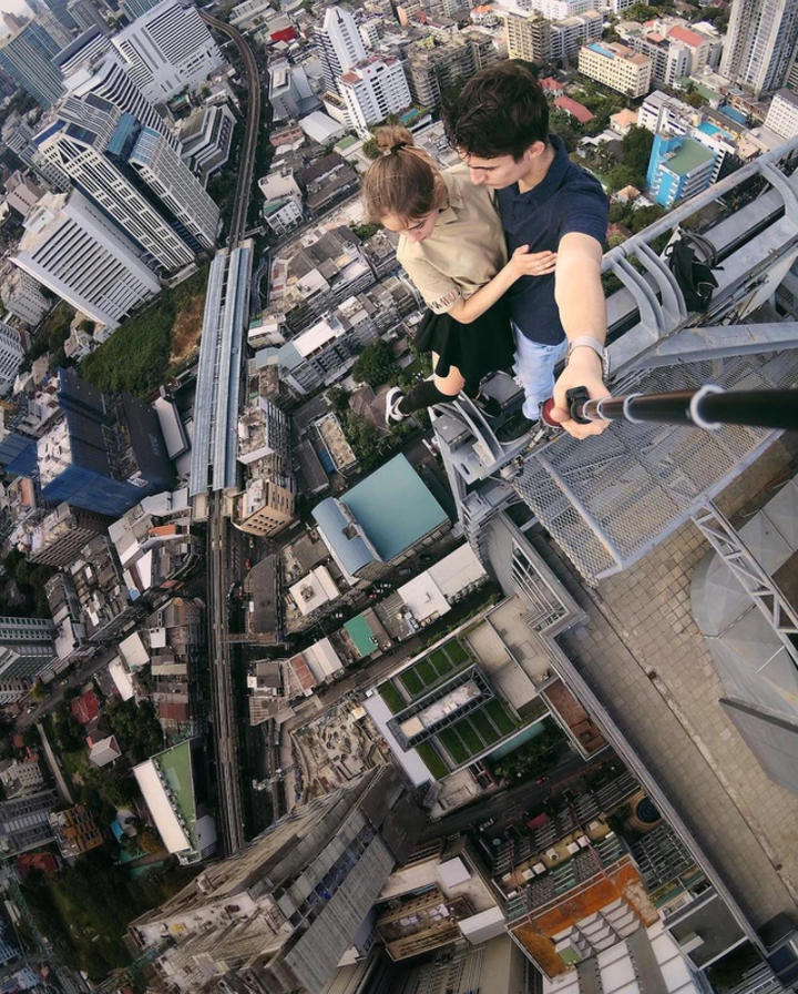 Cặp đôi thích ‘thách thức' tử thần, làm dân mạng ‘rụng rời’ với thú vui selfie - 8