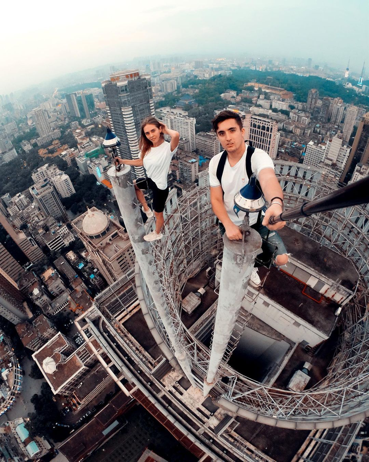 Cặp đôi thích ‘thách thức' tử thần, làm dân mạng ‘rụng rời’ với thú vui selfie - 3