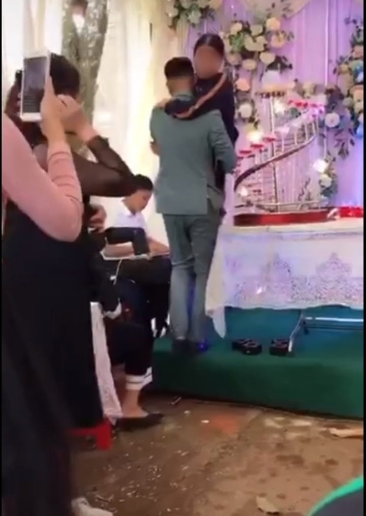 Rưng rưng cảnh chú rể bế mẹ lên sân khấu, cô dâu cũng có hành động gây chú ý - 2