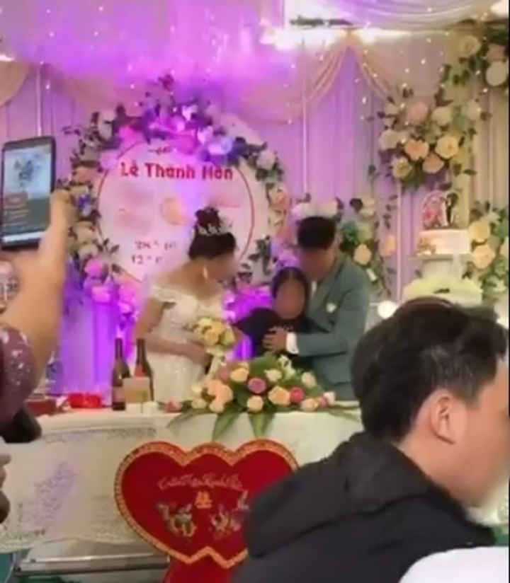 Rưng rưng cảnh chú rể bế mẹ lên sân khấu, cô dâu cũng có hành động gây chú ý - 3