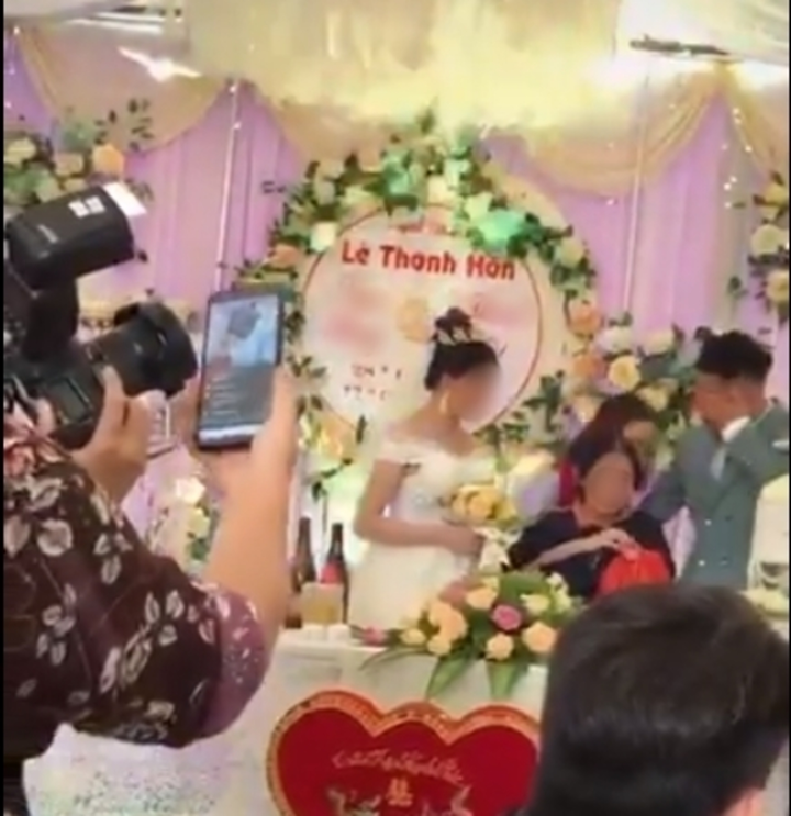 Rưng rưng cảnh chú rể bế mẹ lên sân khấu, cô dâu cũng có hành động gây chú ý - 4