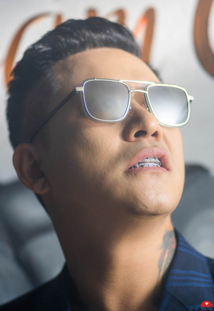 Tuấn Hưng đeo niềng răng kim cương hát rap - 2