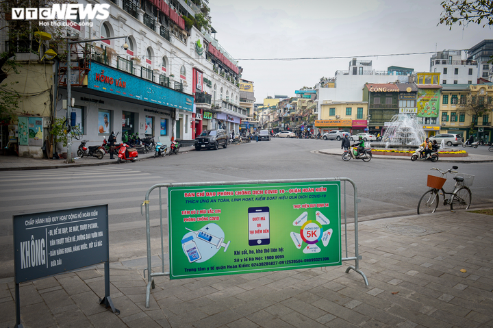 Ảnh: Hàng quán im lìm, trung tâm Hà Nội vắng vẻ ngày cuối năm - 5