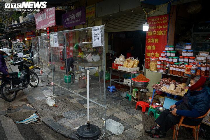 Ảnh: Hàng quán im lìm, trung tâm Hà Nội vắng vẻ ngày cuối năm - 4