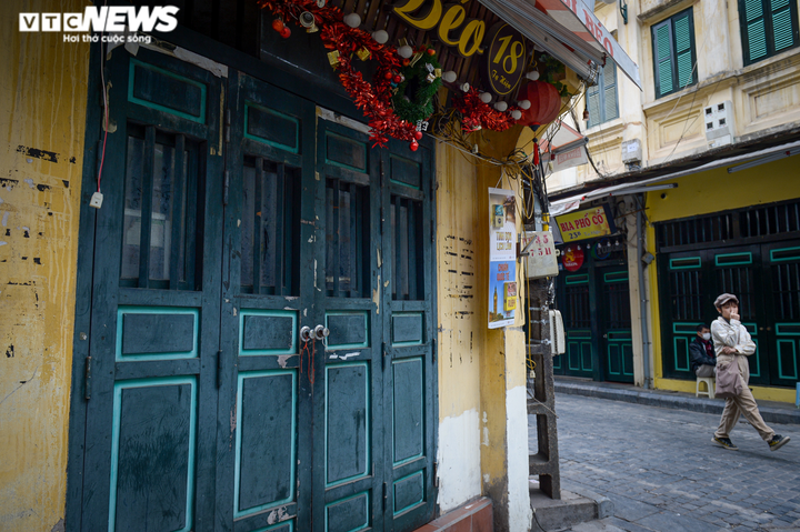 Ảnh: Hàng quán im lìm, trung tâm Hà Nội vắng vẻ ngày cuối năm - 2