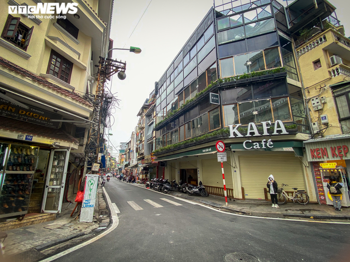 Ảnh: Hàng quán im lìm, trung tâm Hà Nội vắng vẻ ngày cuối năm - 3