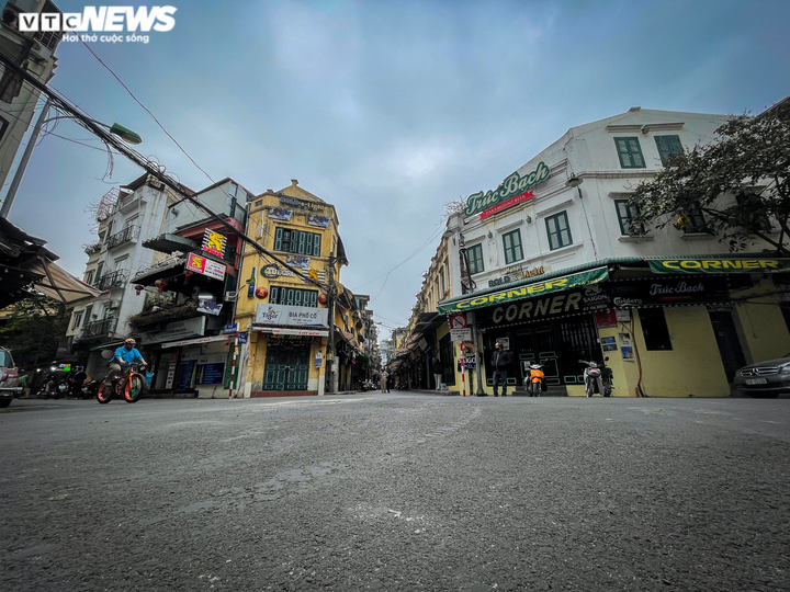 Ảnh: Hàng quán im lìm, trung tâm Hà Nội vắng vẻ ngày cuối năm - 1