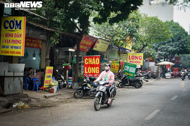 Ảnh: Hàng quán im lìm, trung tâm Hà Nội vắng vẻ ngày cuối năm - 11