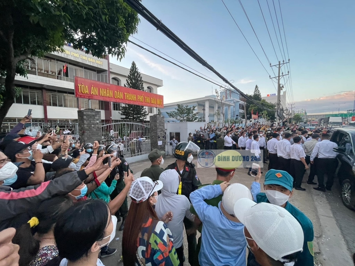 Phóng viên bị đe dọa khi tác nghiệp tại tòa xử vụ án liên quan bà Phương Hằng - 1