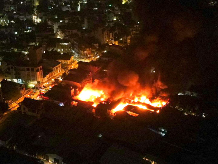 Cháy kho vải gần chợ Ninh Hiệp: Gần 100 cảnh sát Hà Nội dập lửa suốt 5 giờ - 1