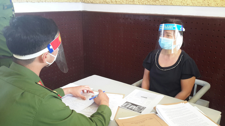 Giả danh gái trẻ, lừa đảo chiếm đoạt 700 triệu đồng - 1