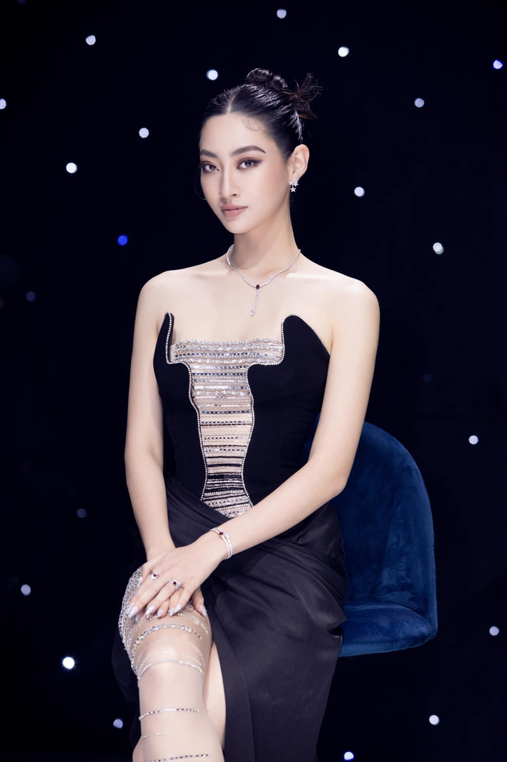 Vẻ đẹp trong veo vừa ngây thơ vừa gợi cảm của Hoa hậu Lương Thùy Linh - 14