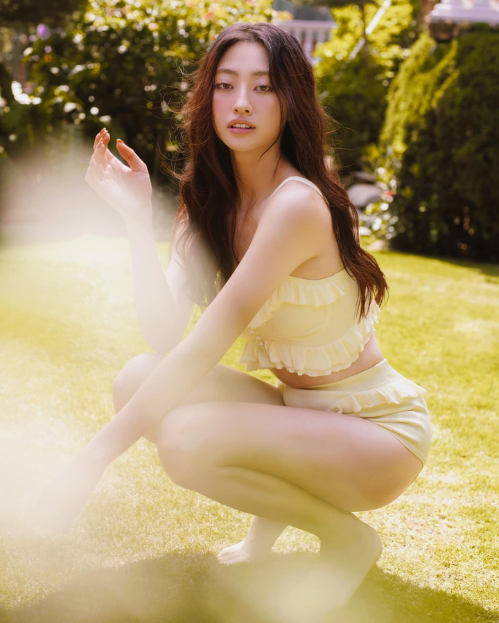 Vẻ đẹp trong veo vừa ngây thơ vừa gợi cảm của Hoa hậu Lương Thùy Linh - 3