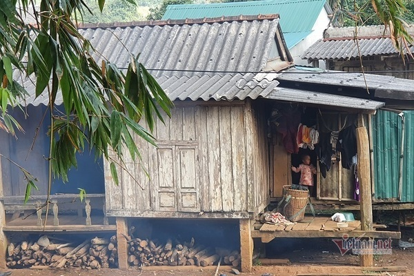 Khởi tố 3 bị can trong vụ người đàn ông chết gục gần nhà - 1