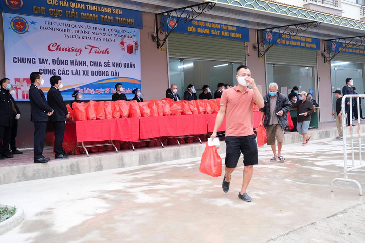 Hàng nghìn tài xế mắc kẹt ở cửa khẩu Lạng Sơn: Mong sớm được về để đón Tết - 3