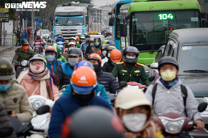 Hà Nội: Bến xe ảm đạm ngày cuối năm, khách huỷ vé vì lo ngại dịch bệnh - 11