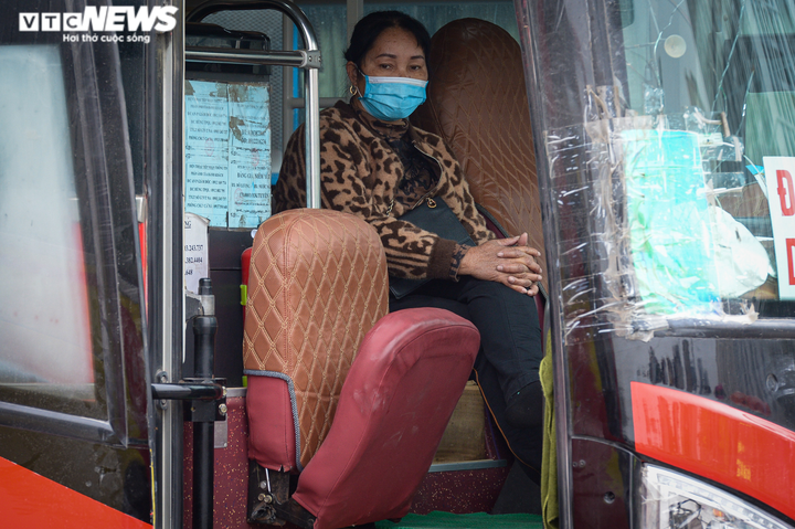 Hà Nội: Bến xe ảm đạm ngày cuối năm, khách huỷ vé vì lo ngại dịch bệnh - 4