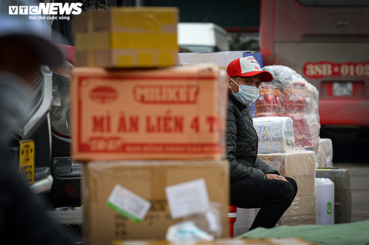 Hà Nội: Bến xe ảm đạm ngày cuối năm, khách huỷ vé vì lo ngại dịch bệnh - 3