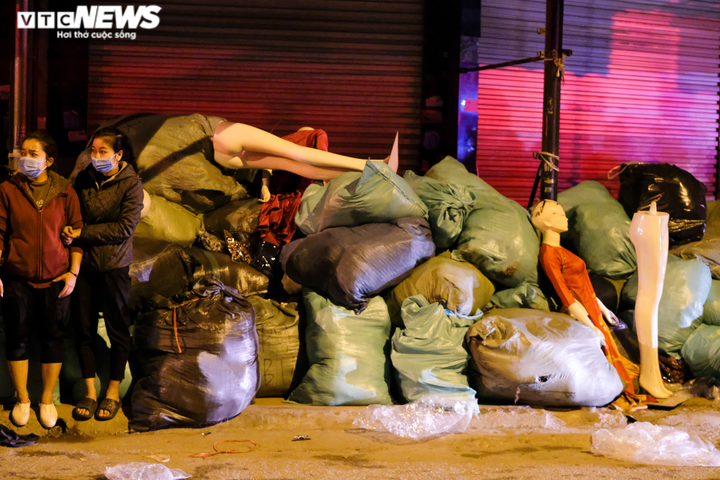 Hà Nội: Tiểu thương chợ vải Ninh Hiệp bất lực nhìn hàng hóa bị thiêu rụi - 10