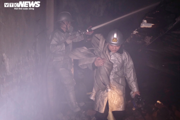 Hà Nội: Tiểu thương chợ vải Ninh Hiệp bất lực nhìn hàng hóa bị thiêu rụi - 5