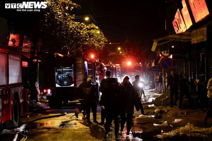 Hà Nội: Tiểu thương chợ vải Ninh Hiệp bất lực nhìn hàng hóa bị thiêu rụi - 3