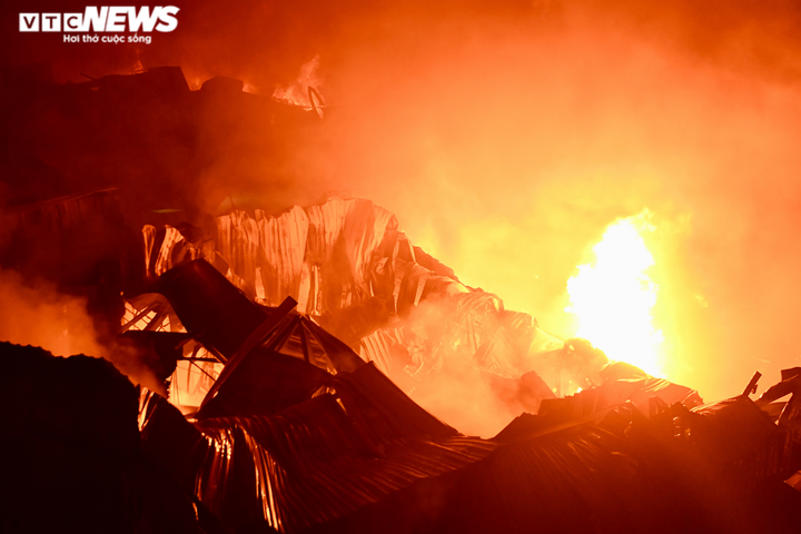 Hà Nội: Tiểu thương chợ vải Ninh Hiệp bất lực nhìn hàng hóa bị thiêu rụi - 2