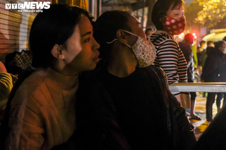 Hà Nội: Tiểu thương chợ vải Ninh Hiệp bất lực nhìn hàng hóa bị thiêu rụi - 8