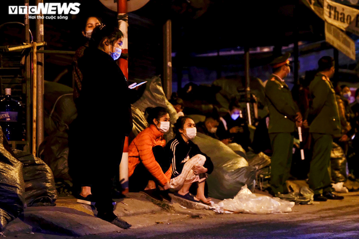 Cháy kho vải gần chợ Ninh Hiệp: Gần 100 cảnh sát Hà Nội dập lửa suốt 5 giờ - 2