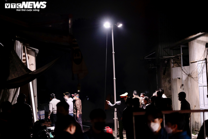 Hà Nội: Tiểu thương chợ vải Ninh Hiệp bất lực nhìn hàng hóa bị thiêu rụi - 4