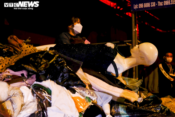 Hà Nội: Tiểu thương chợ vải Ninh Hiệp bất lực nhìn hàng hóa bị thiêu rụi - 6