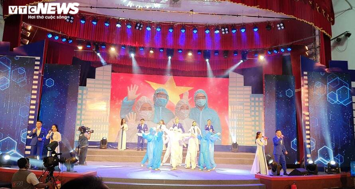 Trực tiếp: Lễ đón năm mới 2022 trên cả nước - 61