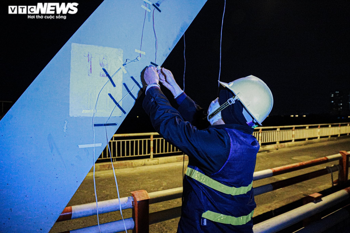 Ảnh: 50 kỹ sư xuyên đêm 'khám sức khỏe' cho cầu Chương Dương, Hà Nội - 7