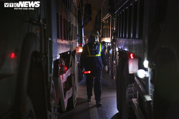 Ảnh: 50 kỹ sư xuyên đêm 'khám sức khỏe' cho cầu Chương Dương, Hà Nội - 11