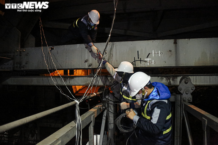Ảnh: 50 kỹ sư xuyên đêm 'khám sức khỏe' cho cầu Chương Dương, Hà Nội - 6