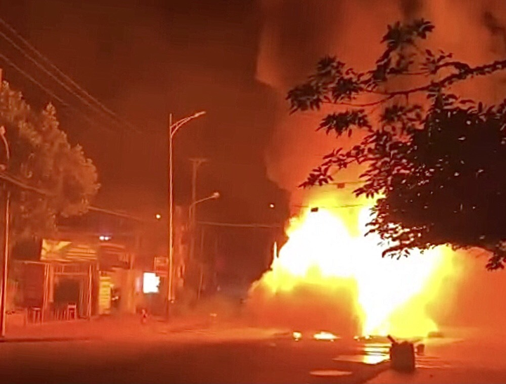 Đắk Nông: Xe giường nằm bốc cháy, hành khách hoảng hốt tháo chạy - 1