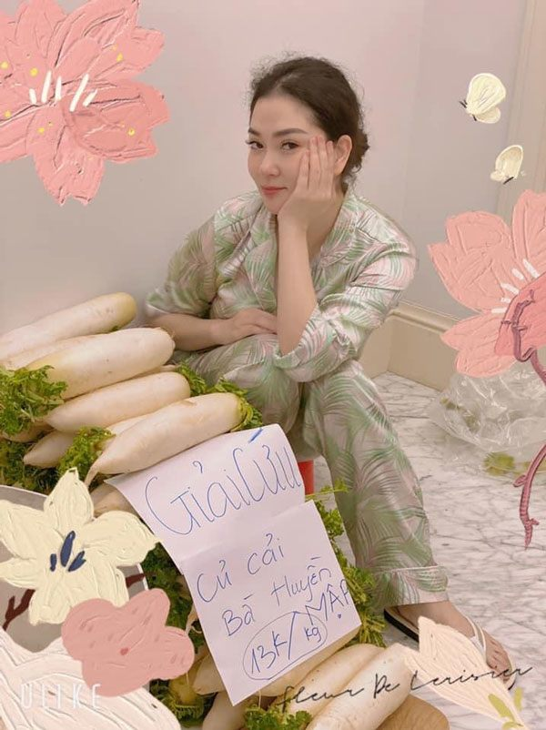 Hoa hậu Nguyễn Thị Huyền vẫn trẻ măng dù con gái đã thành thiếu nữ