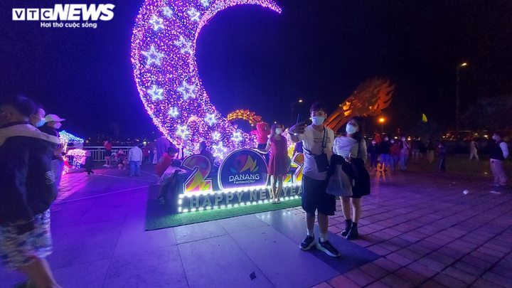 Trực tiếp: Lễ đón năm mới 2022 trên cả nước - 40