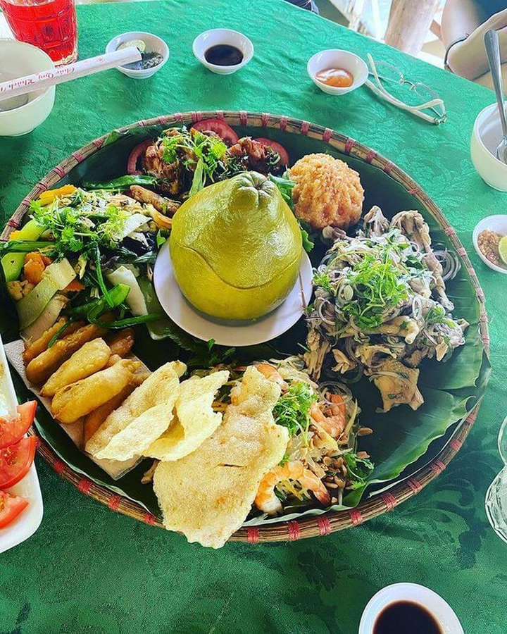 Học người Đồng Nai cách làm món 'gà chui bưởi' cực ngon đãi khách dịp năm mới - 4